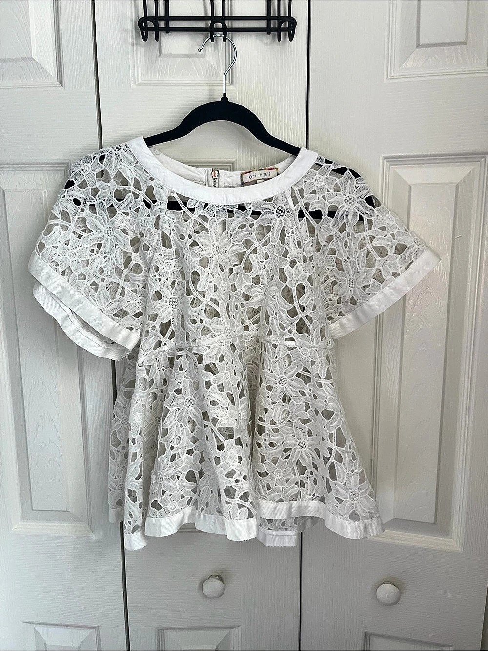 ari + ali White Floral Lace Blouse size small